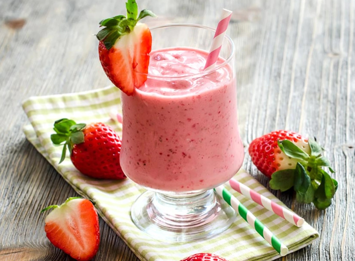 Dâu tây chứa lượng calo khoảng 32,5 kcal và vitamin C cao có lợi cho sức khỏe Dâu tây chứa lượng calo khoảng 32,5 kcal và vitamin C cao có lợi cho sức khỏe